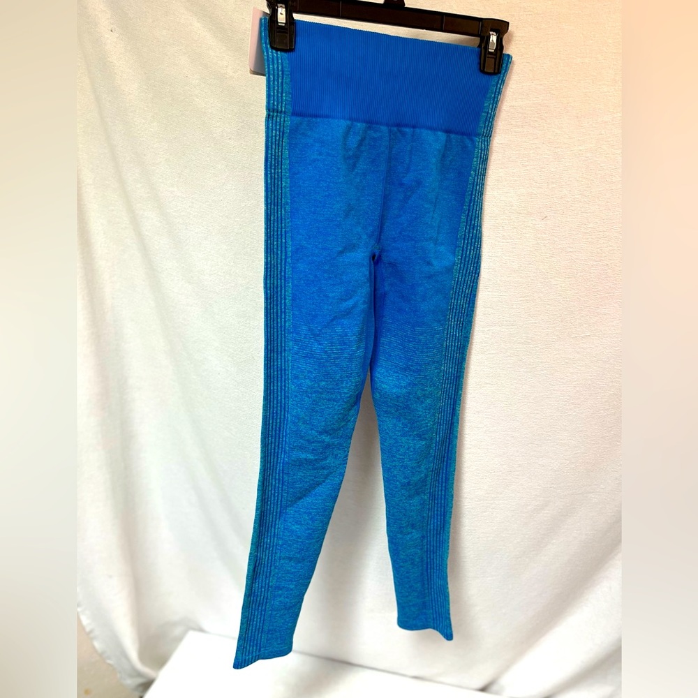 Fabletics NWT size Med Legging-blue